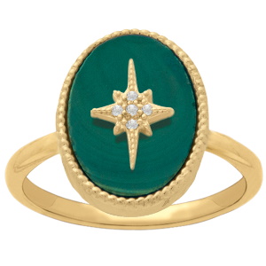 Bague en plaqué or jaune 18 carats avec une pastille ovale sertie d'une pierre de malachite surmontée d'une étoile sertie d'oxydes de zirconium blancs.