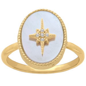 Bague en plaqué or jaune 18 carats avec une pastille ovale sertie de nacre surmontée d'une étoile sertie d'oxydes de zirconium blancs.