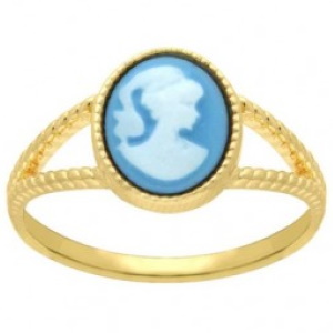 Bague en plaqué or jaune 18 carats surmontée d'une camée de couleur bleue.