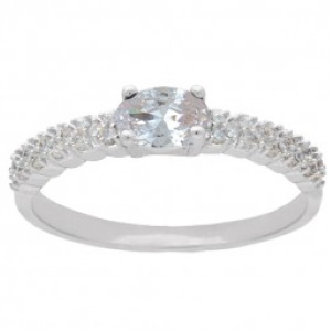 Bague en argent 925 rhodié sertie d'oxydes de zirconium blancs et surmontée d'un oxyde de zirconium blanc serti 4 griffes.