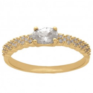 Bague en plaqué or jaune 18 carats sertie d'oxydes de zirconium blancs et surmontée d'un oxyde de zirconium blanc serti 4 griffes.