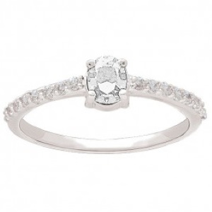 Bague en argent 925 rhodié sertie d'oxydes de zirconium blancs et surmontée d'un oxyde de zirconium blanc serti 4 griffes.