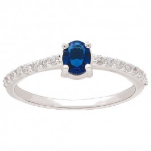 Bague en argent 925 rhodié sertie d'oxydes de zirconium blancs et surmontée d'un oxyde de zirconium bleu saphir serti 4 griffes.