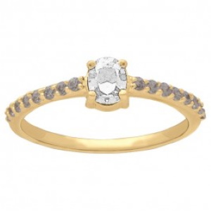 Bague en plaqué or jaune 18 carats sertie d'oxydes de zirconium blancs et surmontée d'un oxyde de zirconium blanc serti 4 griffes.
