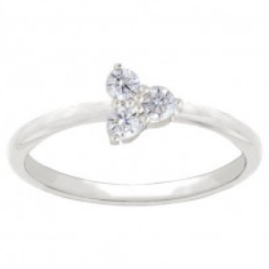 Bague en argent 925 rhodié sertie de 3 oxydes de zirconium blancs.