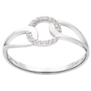 Bague en argent 925/000 rhodié entrelacée d'un cercle pavé d'oxydes de zirconium blancs.