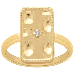 Bague surmontée d'un rectangle martelé avec le motif d'une étoile en plaqué or jaune 18 carats serti d'un oxyde de zirconium blanc.