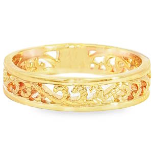 Laissez-vous séduire par la finesse de cette bague bandeau, un bijou qui marie avec élégance le charme du vintage et la modernité du design ajouré. Conçue en plaqué or jaune 18 carats de haute qualité, elle arbore une finition brillante qui capte la lumière à chaque mouvement. Le corps de la bague est délicatement ciselé de motifs entrelacés rappelant des arabesques ou une dentelle précieuse. Ce travail de découpe offre un jeu de transparence raffiné sur la peau.