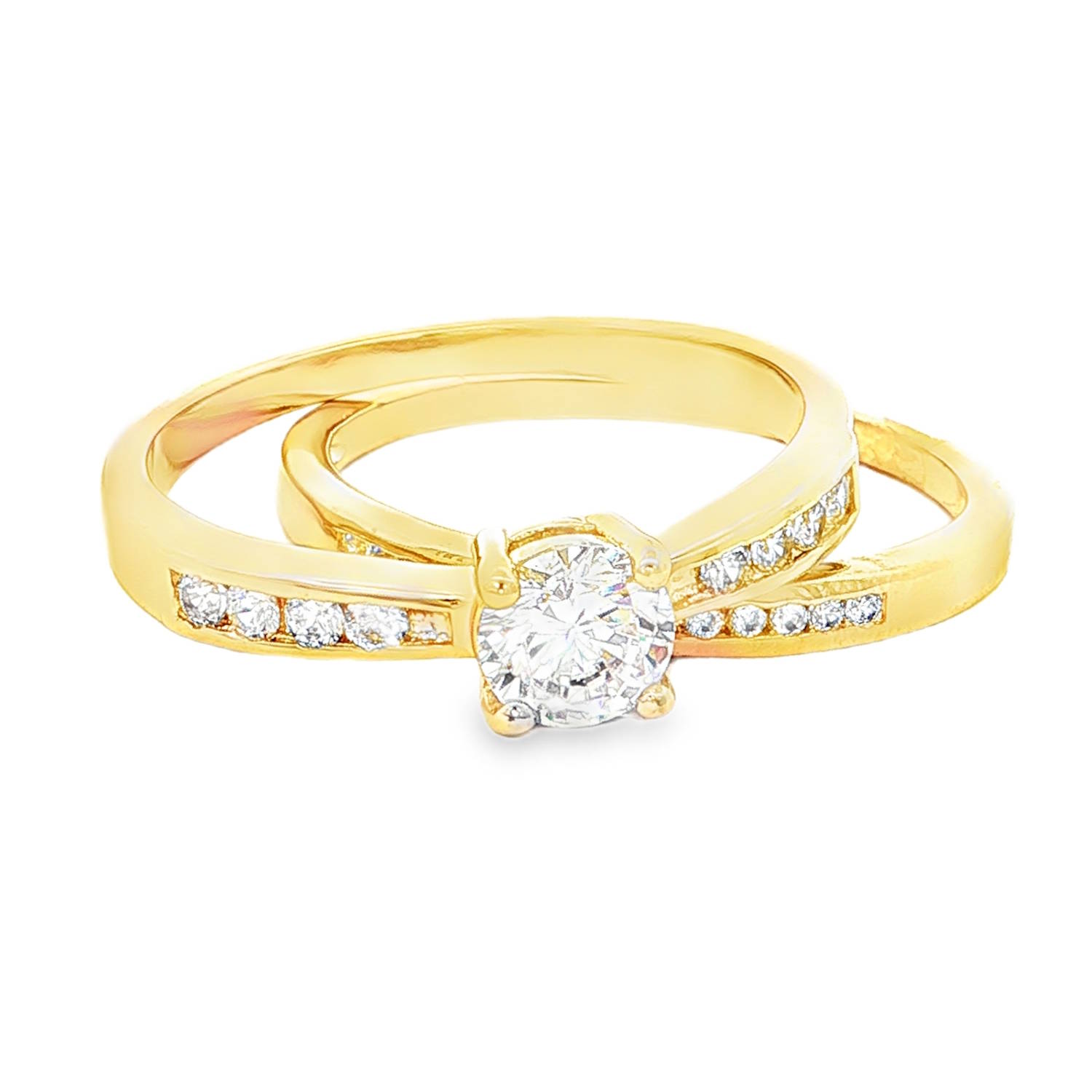 Sublimez votre main avec cet ensemble raffiné composé de deux bagues assorties, conçues pour s'emboîter parfaitement. Alliant tradition et modernité, ces bijoux en plaqué or jaune 18 carats offrent l'éclat luxueux de l'or avec une finition polie miroir.<br/>Au centre trône un magnifique oxyde de zirconium de taille ronde, maintenu par quatre griffes robustes qui maximisent la réflexion de la lumière. Les épaules de la bague sont délicatement serties de pierres plus petites pour un effet scintillant continu.<br/>Une bague demi-jonc élégante, incrustée d'une rangée de cristaux étincelants en serti rail, venant souligner et compléter parfaitement le solitaire.<br/>Ces bagues peuvent être portées ensemble pour un effet bridal set majestueux, ou séparément pour une élégance plus discrète au quotidien. Solitaire Strass Adolescent Adulte Femme Fille Indémodable Sublimez votre main avec cet ensemble raffiné composé de deux bagues assorties, conçues pour s'emboîter parfaitement. Alliant tradition et modernité, ces bijoux en plaqué or jaune 18 carats offrent l'éclat luxueux de l'or avec une finition polie miroir.<br/>Au centre trône un magnifique oxyde de zirconium de taille ronde, maintenu par quatre griffes robustes qui maximisent la réflexion de la lumière. Les épaules de la bague sont délicatement serties de pierres plus petites pour un effet scintillant continu.<br/>Une bague demi-jonc élégante, incrustée d'une rangée de cristaux étincelants en serti rail, venant souligner et compléter parfaitement le solitaire.<br/>Ces bagues peuvent être portées ensemble pour un effet bridal set majestueux, ou séparément pour une élégance plus discrète au quotidien. Solitaire Strass Adolescent Adulte Femme Fille Indémodable