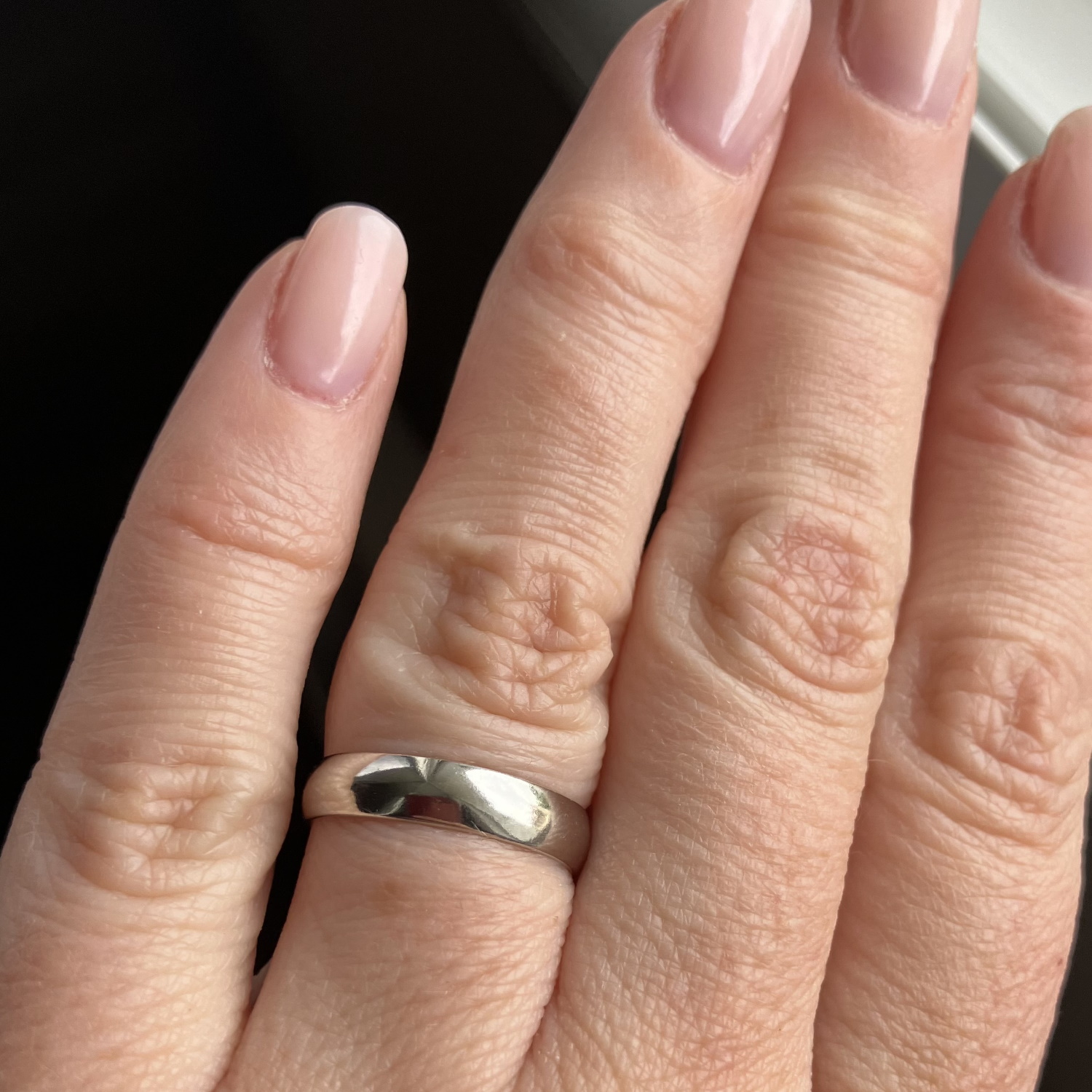 Affirmez votre engagement avec cette alliance au design intemporel et à la finition unique. Conçue pour ceux qui recherchent un bijou à la fois sobre et riche en caractère, cette bague en en argent 925/000 rhodié se distingue par son travail de texture raffiné.<br/>Ce relief subtil accroche la lumière de manière douce, rendant le bijou moins sensible aux rayures du quotidien.<br/>Grâce à son ruban large et son revers lisse, cette alliance est le support parfait pour une personnalisation intime. Faites graver à l'intérieur une date marquante, des initiales entrelacées, un mot doux ou un prénom. Alliance Anneau Adolescent Adulte Femme Fiançailles Fille Garçon Gravure Homme Indémodable Mariage Mixte Affirmez votre engagement avec cette alliance au design intemporel et à la finition unique. Conçue pour ceux qui recherchent un bijou à la fois sobre et riche en caractère, cette bague en en argent 925/000 rhodié se distingue par son travail de texture raffiné.<br/>Ce relief subtil accroche la lumière de manière douce, rendant le bijou moins sensible aux rayures du quotidien.<br/>Grâce à son ruban large et son revers lisse, cette alliance est le support parfait pour une personnalisation intime. Faites graver à l'intérieur une date marquante, des initiales entrelacées, un mot doux ou un prénom. Alliance Anneau Adolescent Adulte Femme Fiançailles Fille Garçon Gravure Homme Indémodable Mariage Mixte