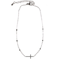 Bracelet chaîne de cheville composé d'une chaîne et d'une croix en acier argenté et de perles en émail de couleur noire. Fermoir mousqueton avec 4 cm de rallonge.