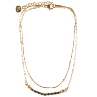 Bracelet chaîne de cheville double rangs composé d'une chaîne en acier doré et d'une chaîne avec perles cylindriques en acier doré et de perles en véritable pierre d'agate noire. Fermoir mousqueton avec 3 cm de rallonge.