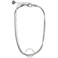 Bracelet chaîne de cheville double rangs composé d'une chaîne maille serpent en acier argenté et d'une chaîne avec un cercle en acier argenté. Fermoir mousqueton avec 3 cm de rallonge.