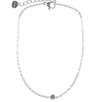 Bracelet chaîne de cheville composé d'une chaîne en acier argenté et d'un cristal serti clos de forme ronde. Fermoir mousqueton avec 3 cm de rallonge.