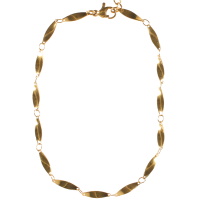 Bracelet chaîne de cheville composé d'une chaîne de plaques difformes en acier doré. Fermoir mousqueton avec 3 cm de rallonge.