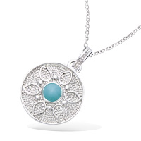 Pendentif rond fleur en argent 925/000 rhodié surmonté d'une pierre de couleur turquoise. Pendentif vendu seul sans chaîne.