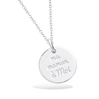 Pendentif pastille ronde avec l'inscription Ma maman à moi en argent 925/000 rhodié. Pendentif vendu seul sans chaîne.