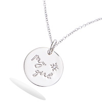 Pendentif rond avec l'inscription My girl en argent 925/000 rhodié et la gravure d'une étoile sertie d'un oxyde de zirconium blanc. Vendu sans la chaîne.
