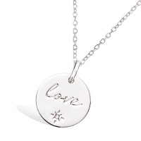 Pendentif rond avec l'inscription Love en argent 925/000 rhodié et la gravure d'une étoile sertie d'un oxyde de zirconium blanc. Vendu sans la chaîne.
