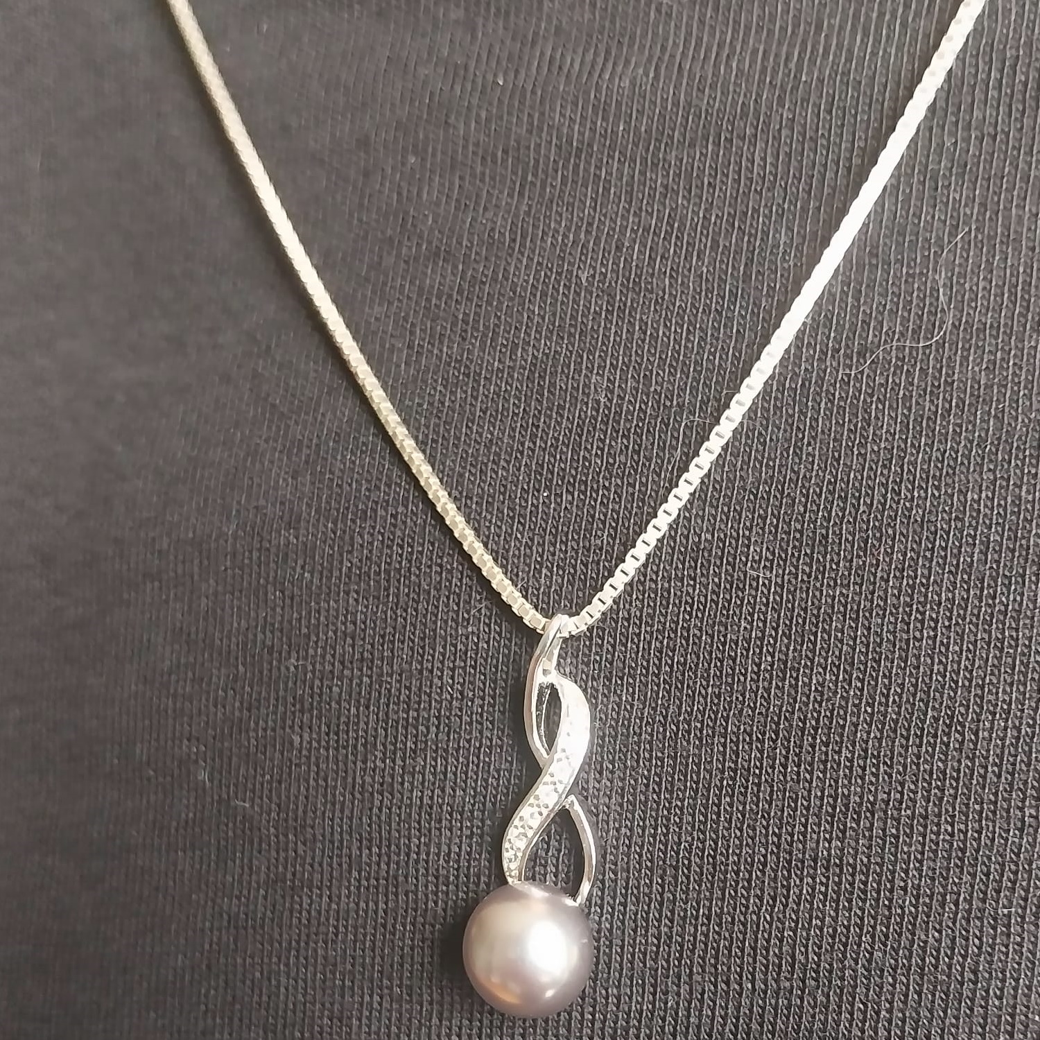 Pendentif en argent 925/000 rhodié, oxyde de zirconium et perle d'eau douce grise. Infini Perle Adolescent Adulte Femme Fille Indémodable Pendentif en argent 925/000 rhodié, oxyde de zirconium et perle d'eau douce grise. Infini Perle Adolescent Adulte Femme Fille Indémodable