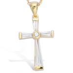 Pendentif croix en plaqué or et oxyde de zirconium.