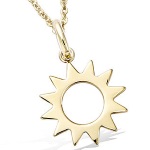 Pendentif soleil évidé en plaqué or 18 carats.