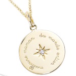 Pendentif avec le message meilleure maman du monde entier en plaqué or et étoile en oxyde de zirconium.