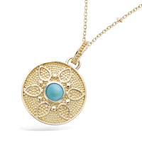 Pendentif rond fleur en plaqué or jaune 18 carats surmonté d'une pierre de couleur turquoise. Vendu sans la chaîne.