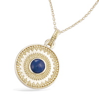 Pendentif rond avec motifs boules en plaqué or jaune 18 carats surmonté d'une véritable pierre lapis lazuli. Vendu sans la chaîne.