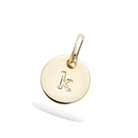 Pendentif médaille ronde avec la lettre gravée k en plaqué or jaune 18 carats. Vendu seul sans chaîne.