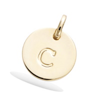 Pendentif médaille ronde avec la lettre gravée C en plaqué or jaune 18 carats. Vendu seul sans chaîne.
