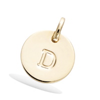 Pendentif médaille ronde avec la lettre gravée D en plaqué or jaune 18 carats. Vendu seul sans chaîne.