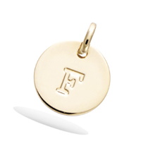 Pendentif médaille ronde avec la lettre gravée F en plaqué or jaune 18 carats. Vendu seul sans chaîne.