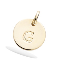 Pendentif médaille ronde avec la lettre gravée G en plaqué or jaune 18 carats. Vendu seul sans chaîne.