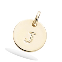 Pendentif médaille ronde avec la lettre gravée J en plaqué or jaune 18 carats. Vendu seul sans chaîne.