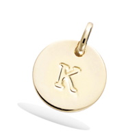 Pendentif médaille ronde avec la lettre gravée K en plaqué or jaune 18 carats. Vendu seul sans chaîne.