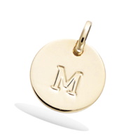Pendentif médaille ronde avec la lettre gravée M en plaqué or jaune 18 carats. Vendu seul sans chaîne.