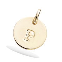 Pendentif médaille ronde avec la lettre gravée P en plaqué or jaune 18 carats. Vendu seul sans chaîne.