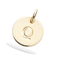 Pendentif médaille ronde avec la lettre gravée Q en plaqué or jaune 18 carats. Vendu seul sans chaîne.