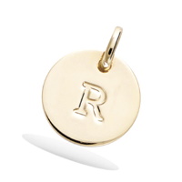 Pendentif médaille ronde avec la lettre gravée R en plaqué or jaune 18 carats. Vendu seul sans chaîne.