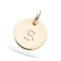 Pendentif médaille ronde avec la lettre gravée S en plaqué or jaune 18 carats. Vendu seul sans chaîne.