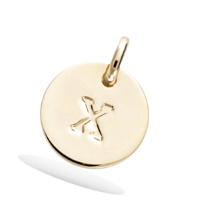 Pendentif médaille ronde avec la lettre gravée X en plaqué or jaune 18 carats. Vendu seul sans chaîne.