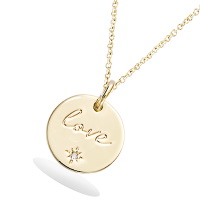 Pendentif rond avec l'inscription Love en plaqué or jaune 18 carats et la gravure d'une étoile sertie d'un oxyde de zirconium blanc. Vendu sans la chaîne.