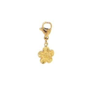 Ce pendentif charm's en acier doré représente une fleur délicate, symbole d'épanouissement et de beauté. Son design raffiné et sa finition polie en font un accessoire parfait pour personnaliser vos bracelets et colliers.  Ajoutez une touche florale et lumineuse à votre collection de bijoux avec ce charm unique et élégant.