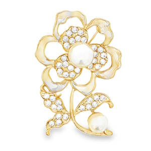 Élégante broche florale en métal doré, ornée de délicates perles nacrées. Cette broche raffinée, façonnée avec un souci du détail remarquable, ajoutera une touche de sophistication à votre tenue. Un bijou intemporel, idéal pour rehausser votre style avec une note de luxe discret.