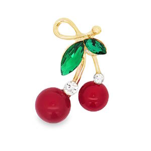 Ravissante broche dorée, arborant un motif de cerises. Les cristaux rouges taillés en cabochon reflètent la lumière avec éclat, tandis que les feuilles vertes apportent une touche de fraîcheur. Une pièce délicate, parfaite pour rehausser une tenue avec une note ludique et élégante.