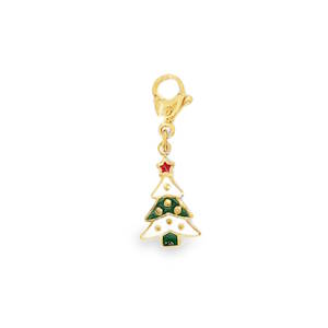 Ce ravissant pendentif charm's en acier doré capture l'esprit des fêtes avec son design délicat en forme de sapin de Noël. Parfait pour ajouter une touche festive à votre style quotidien, ce bijou est un symbole de joie et de tradition, idéal pour célébrer la saison avec élégance et originalité. Un cadeau charmant pour soi ou pour un être cher.