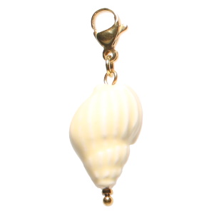 Breloque charm's en acier doré avec un coquillage en porcelaine.