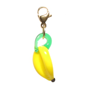 Breloque charm's en acier doré avec un régime de bananes.