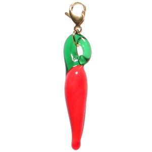 Breloque charm's en acier doré avec un piment.